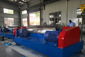 臥螺沉降離心機(jī)與壓濾機(jī)使用在污泥處理哪種更合適？